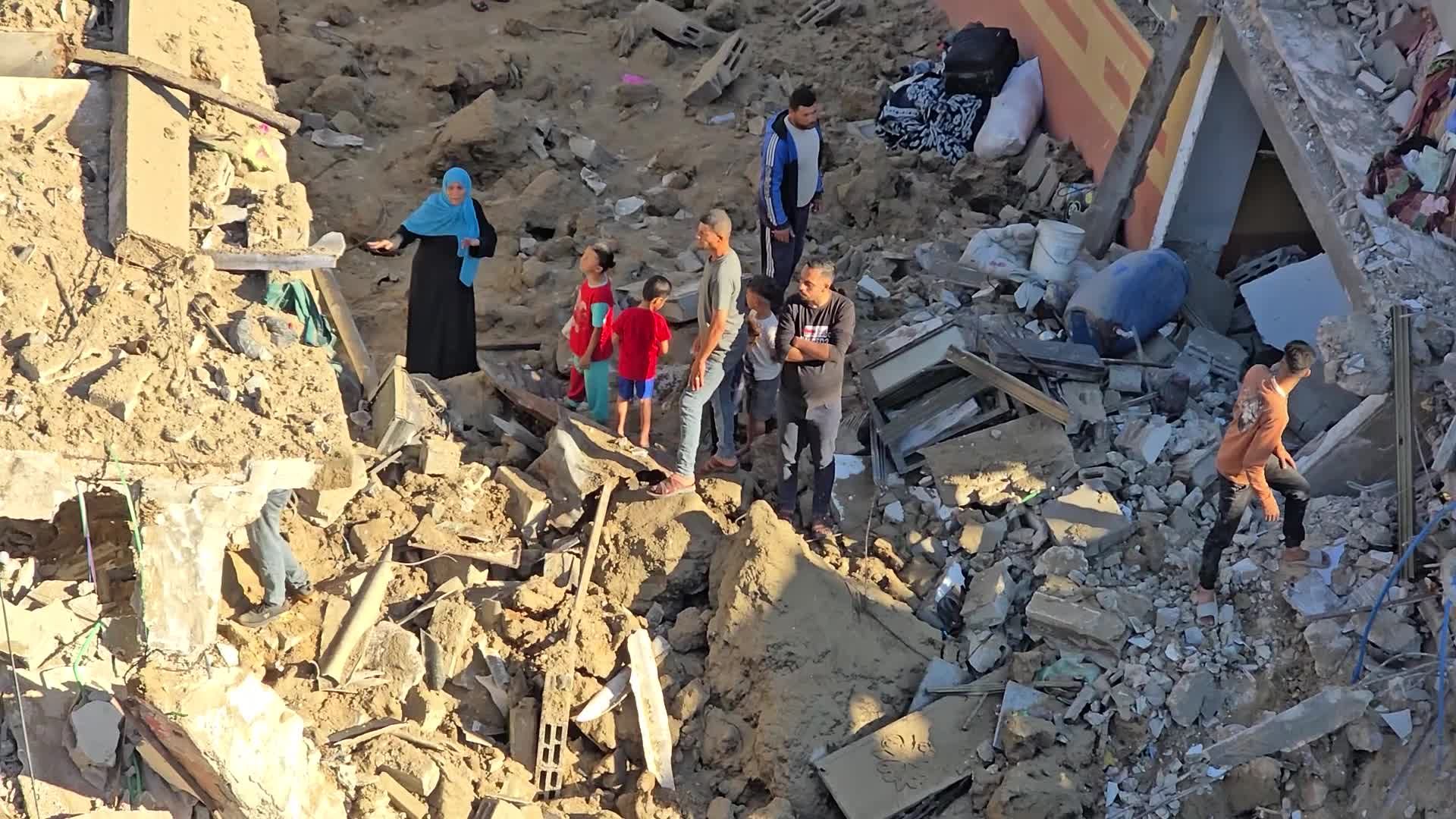 غارات إسرائيلية تدمر مربعاً سكنياً في دير البلح وسط قطاع غزة وتدفع السكان للنزوح وسط أزمة إنسانية حادة