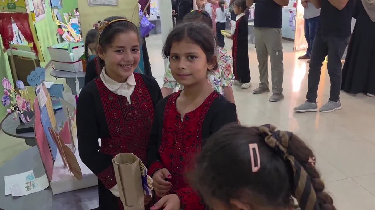 معرض "الأنامل الذهبية" في خان يونس يوظف إعادة التدوير والذكاء الاصطناعي لدعم التعليم في غزة