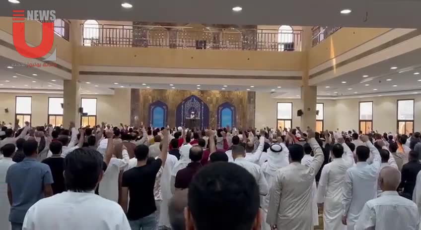 المصلون في جامع الإمام الصادق (ع) يستهلون شعائر يوم الجمعة وهم يهتفون "الموت لإسرائيل"