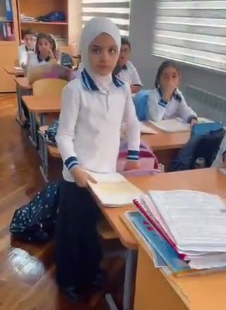 بسبب الحجاب.. طفلة أذربيجانية تُجبر على جمع كتبها ومغادرة الصف
