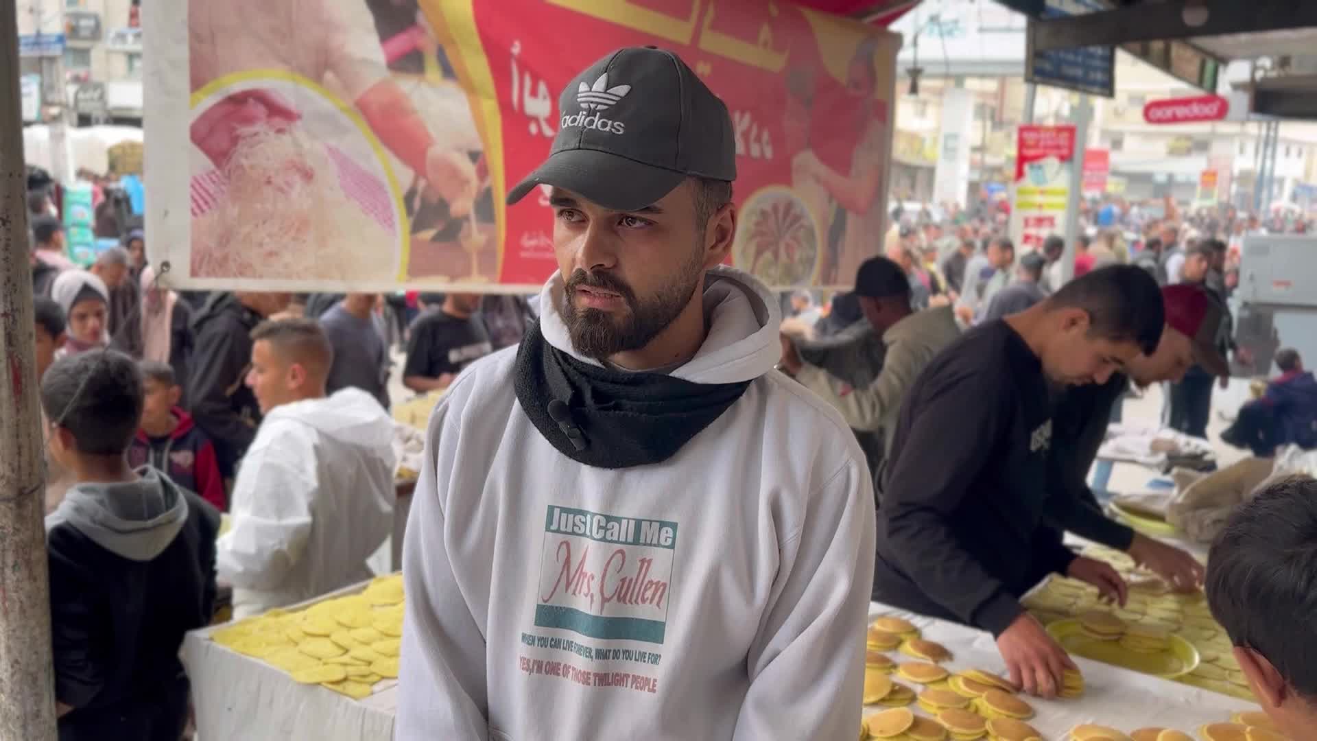 من المحاماة إلى بيع القطايف.. الشاب محمد جربوع يُعاند الحرب على غزة لتأمين قوت أسرته
