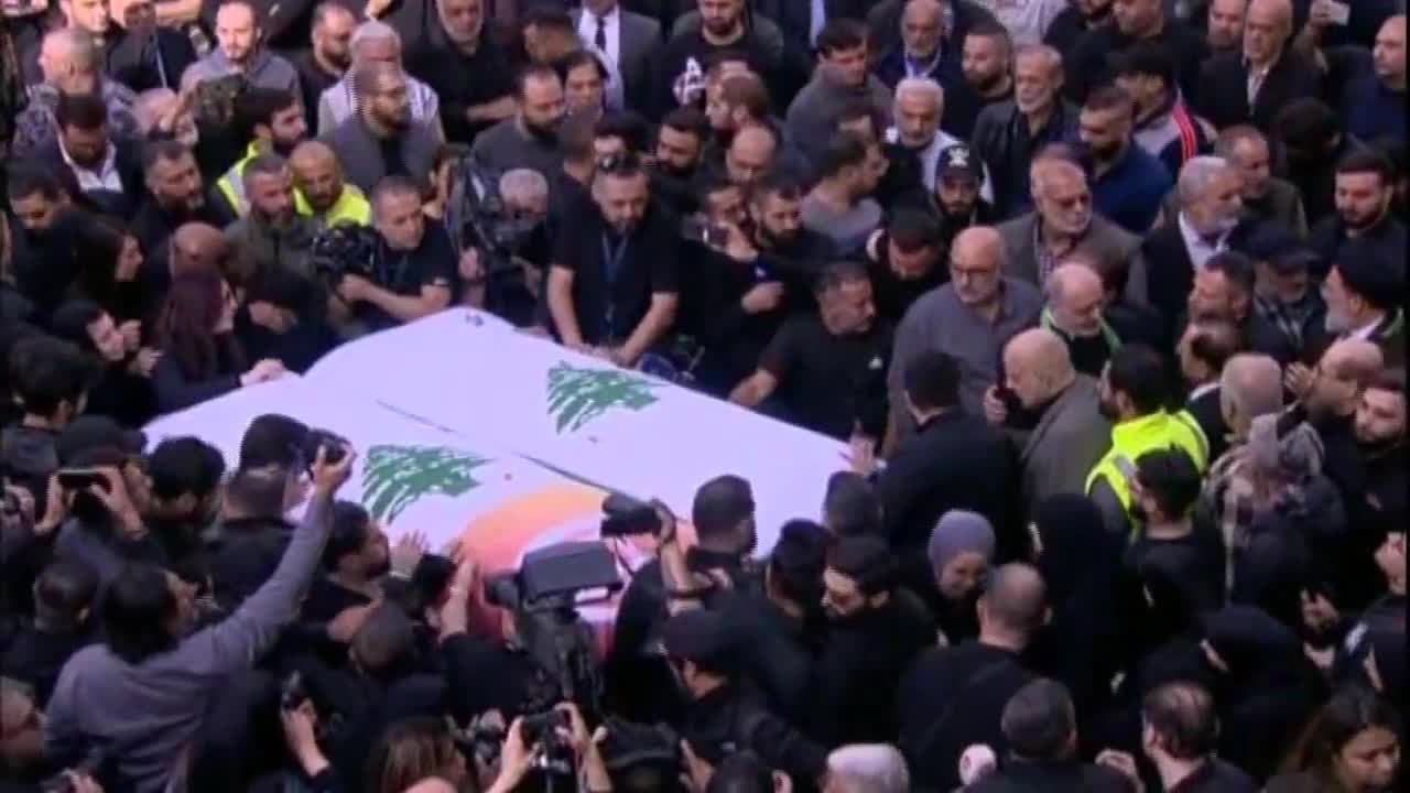 قناة الميادين تشيع الشهيدين فرح عمر وربيع المعماري بحضور حشد من الإعلاميين والسياسيين