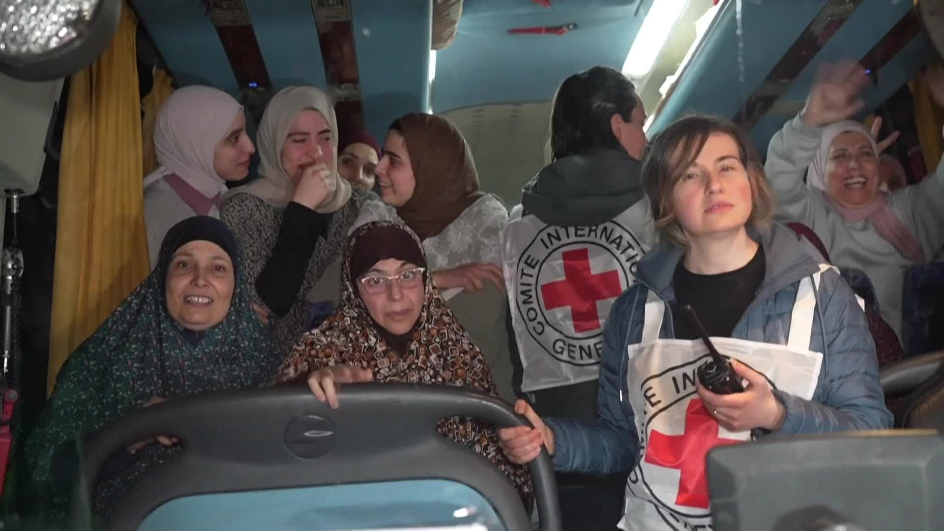 احتفالات وهتافات رافقت عملية الافراج عن الاسرى من سجون الاحتلال