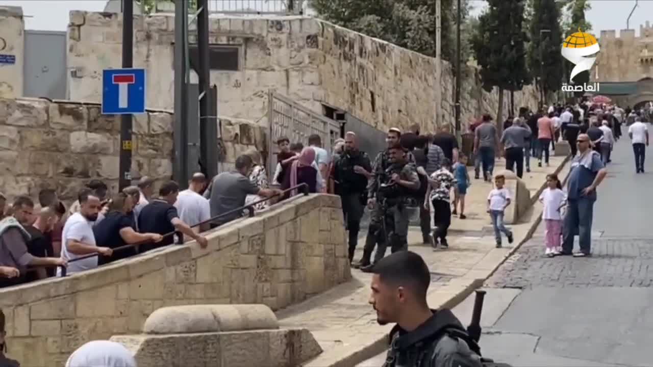 قوات الاحتلال تشدد إجراءاتها العسكرية عند أبواب المسجد الأقصى وفي القدس لعرقلة وصول المصلين