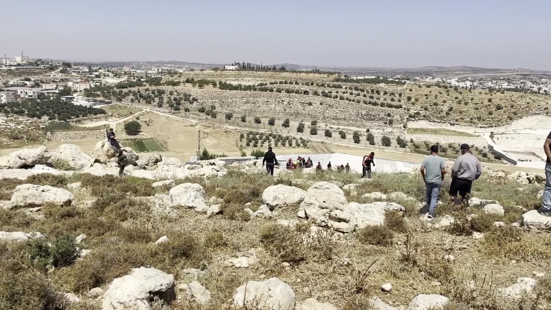 تظاهرة لأهالي قرية حمصة غربي الخليل رفضا لمصادرة الاحتلال أراضيهم