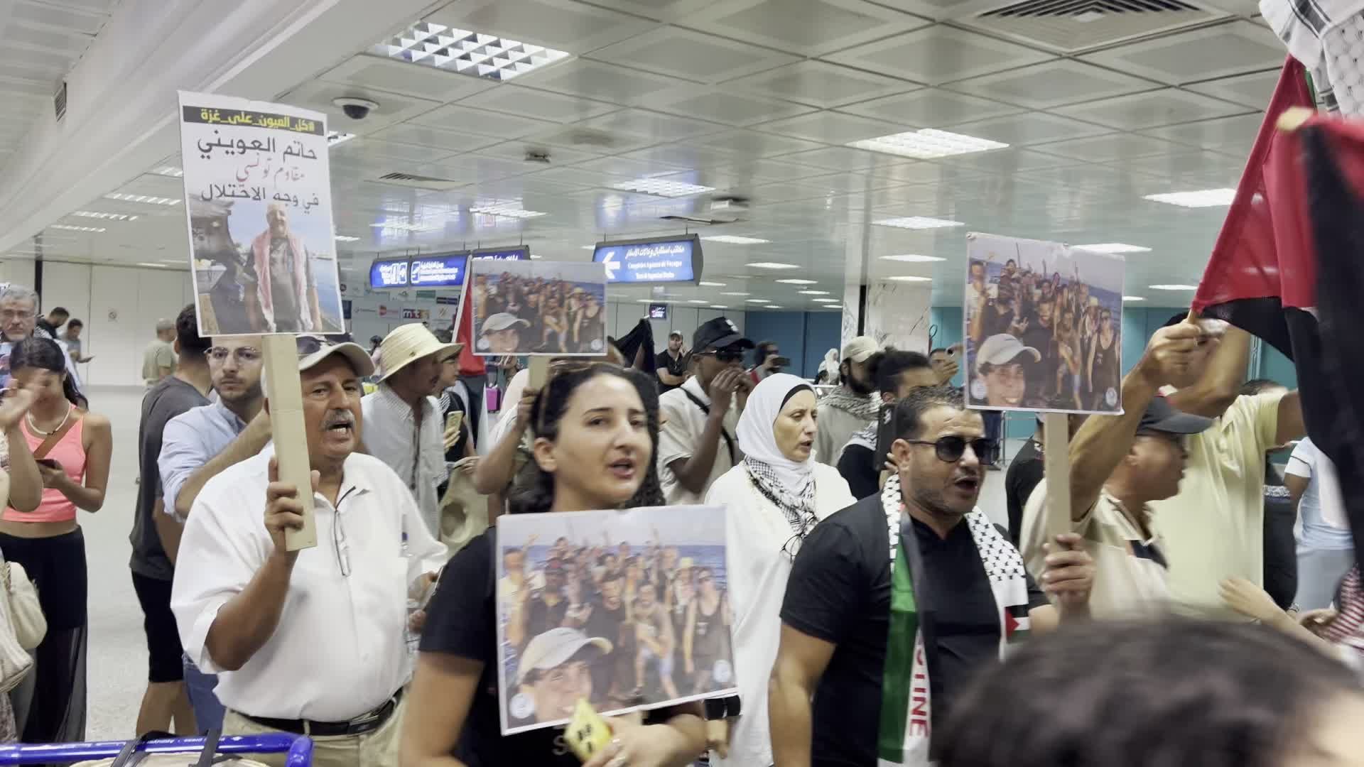 كان على سفينة حنظلة.. استقبال حافل للناشط حاتم العويني بعد الإفراج عنه من سجون الاحتلال