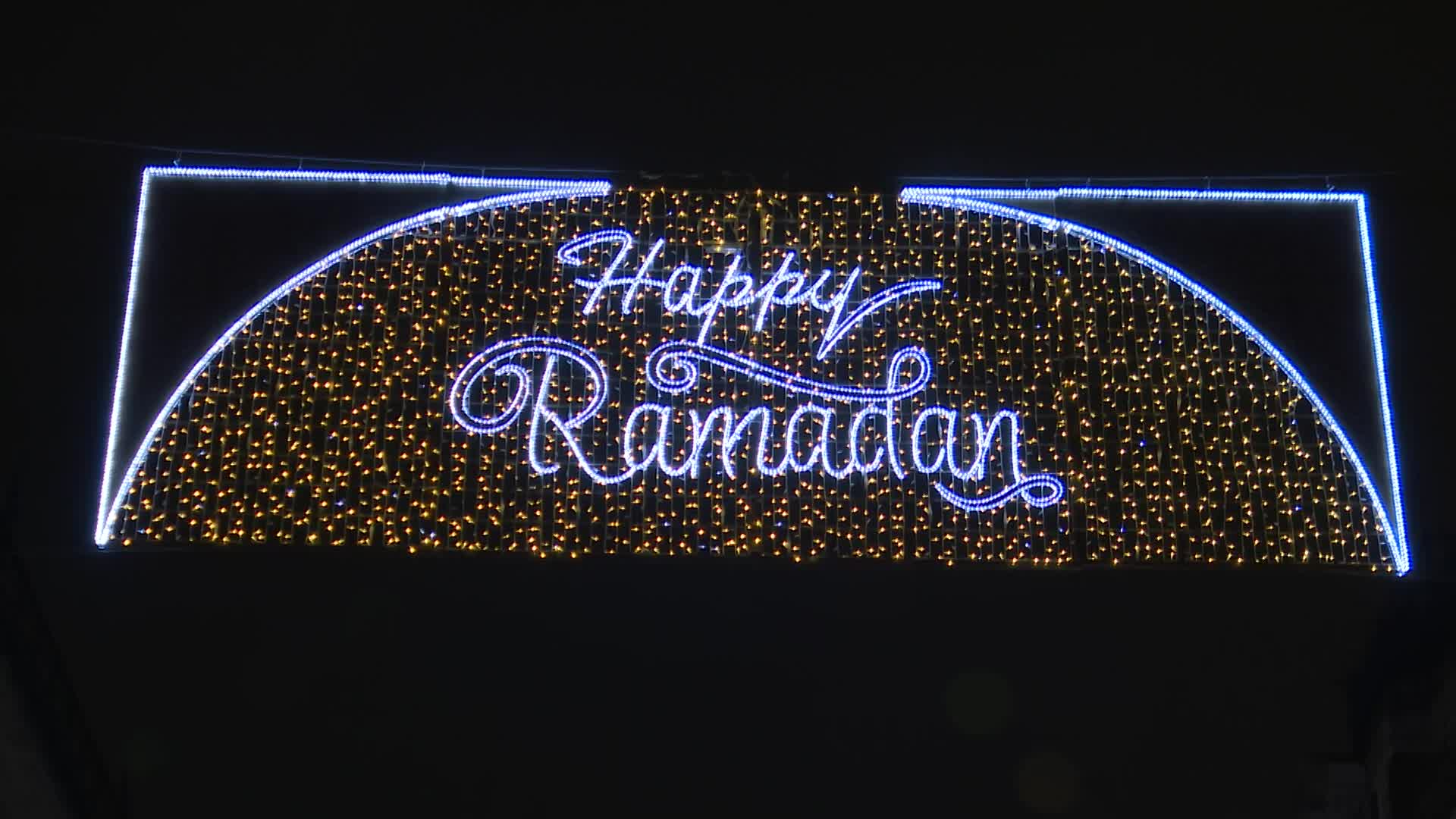 آلاف المصابيح تزيّن شوارع لندن في شهر رمضان وقلوب الجالية العربية ترحل إلى غزة