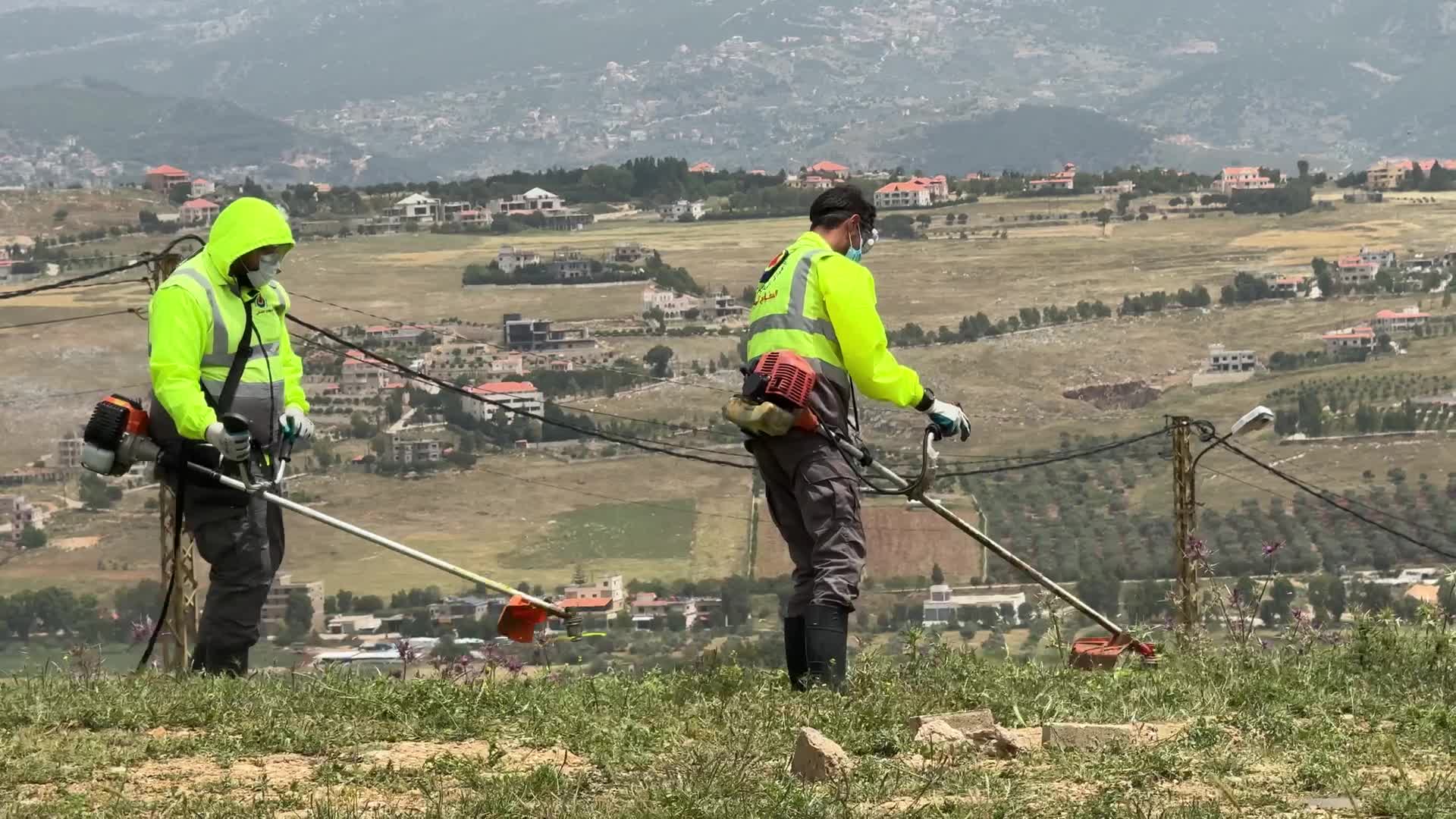 كاميرا يونيوز تواكب عمل عناصر الهئية الصحية في تنظيف مناطق في بلدة الخيام لمنع حدوث حرائق
