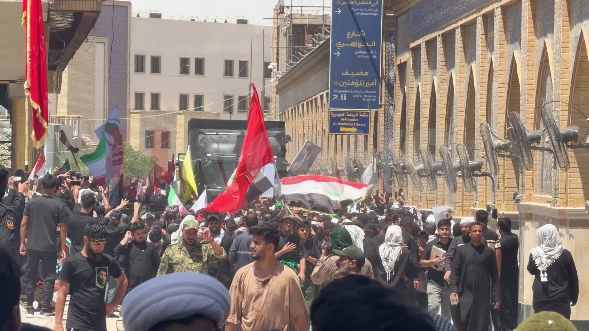 كاميرا UNEWS ترصد لحظة وصول موكب جثمان الإمام الخامنئي إلى العتبة العلوية في مدينة النجف