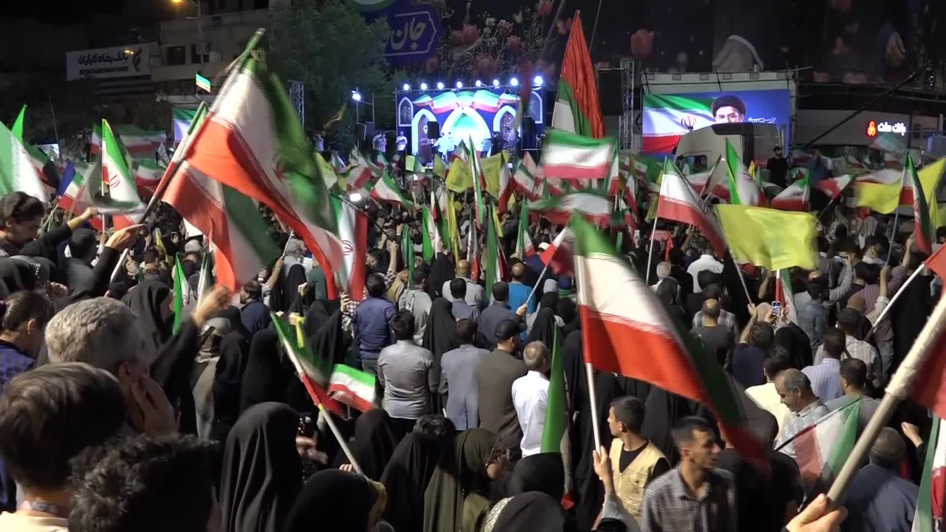 تجمع گسترده مردمی در میدان انقلاب؛ نودمین شب تداوم راهپیمایی‌های همبستگی ملی