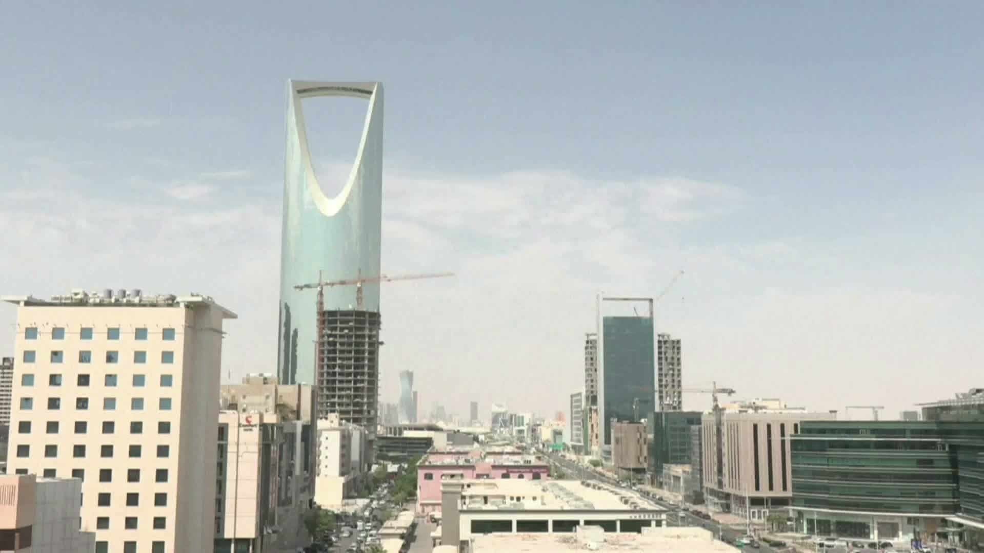 هجمات صنعاء على مطار الرياض وأرامكو تضع السعودية أمام تحديات أمنية واقتصادية متصاعدة