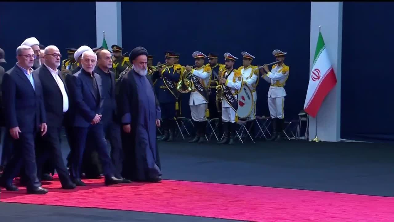 وفد حزب الله وعائلات القادة الشهداء يؤدي واجب العزاء ويلقي نظرة الوداع على جثمان الإمام الخامنئي