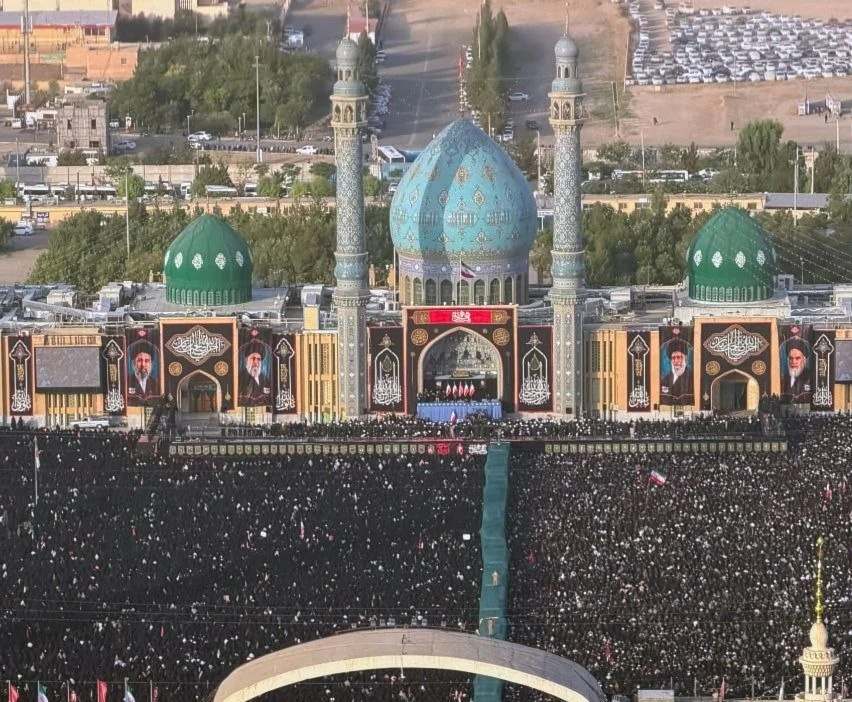 ملايين المشيّعين يودّعون القائد الأممي الشهيد السيد علي خامنئي في قم جنوب طهران (تواصل اجتماعي)