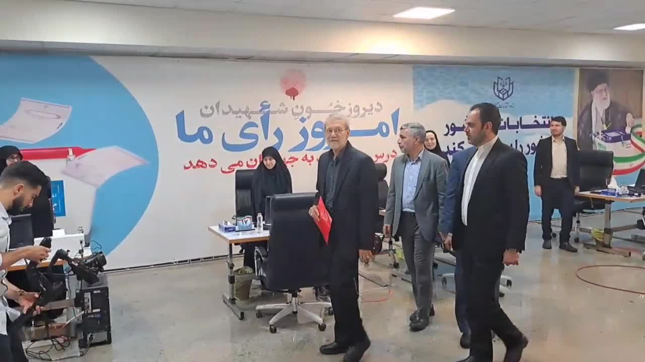 "علي لاريجاني" يدخل السباق الرئاسي في إيران