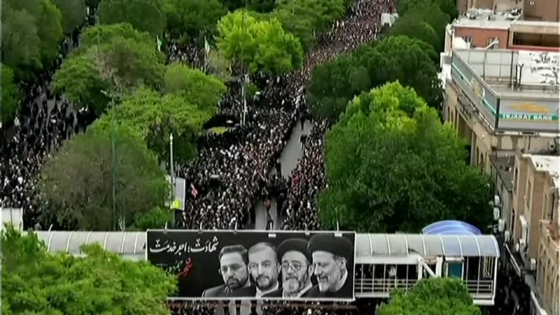 حشود غفيرة تشارك في مراسم تشييع جثامين الرئيس الإيراني ورفاقه الشهداء في تبريز