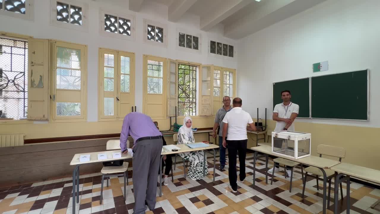 مراكز الاقتراع تفتح أبوابها أمام المواطنين مع انطلاق الانتخابات الرئاسية في البلاد