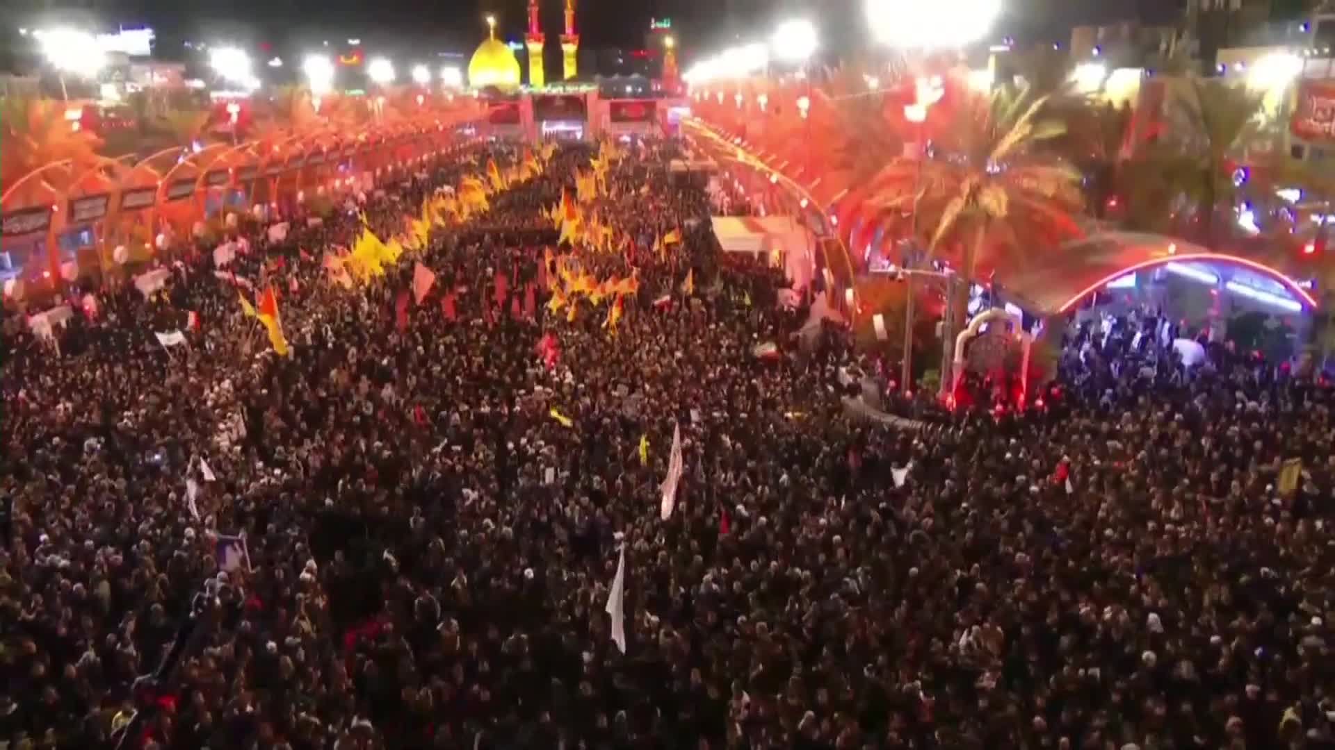 جموع المعزين بالسيد علي الخامنئي يحتشدون بين الحرمين الشريفين