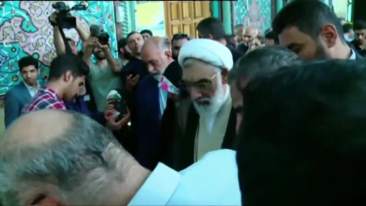 المرشح الرئاسي "الشيخ مصطفى بور محمدي" يُدلي بصوته في حسينية إرشاد بالعاصمة طهران