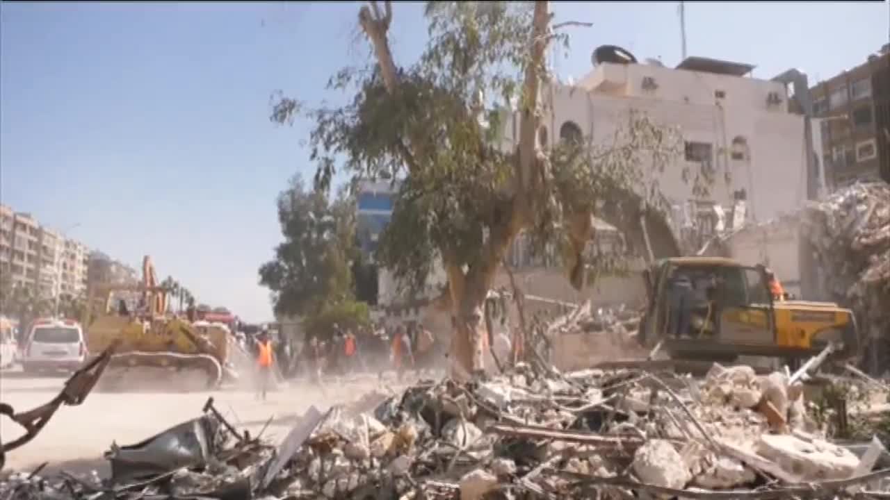 استمرار عمليات رفع الانقاض من موقع العدوان الاسرائيلي على مبنى تابع للسفارة الايرانية بدمشق