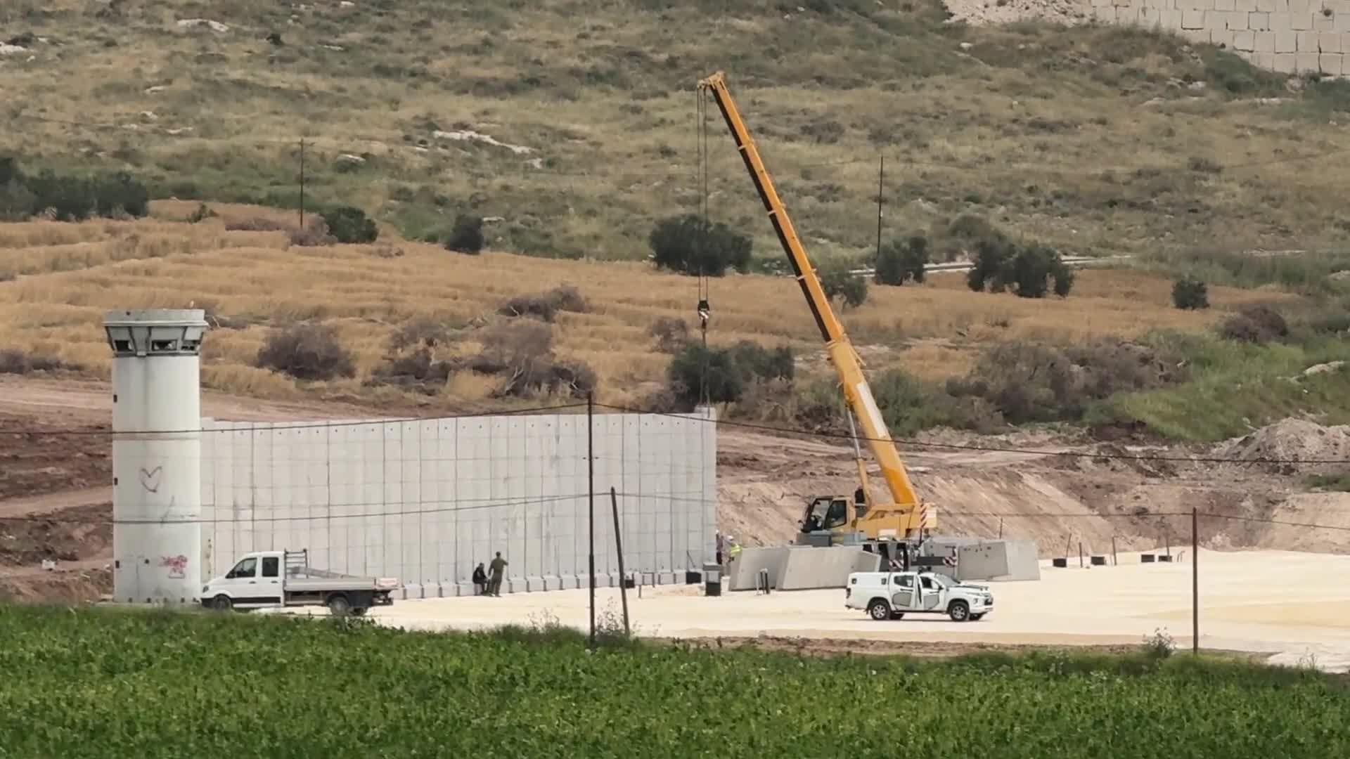 الاحتلال الإسرائيلي يواصل بناء جدار إسمنتي وبرج مراقبة شرق بلدة عرابة جنوب جنين