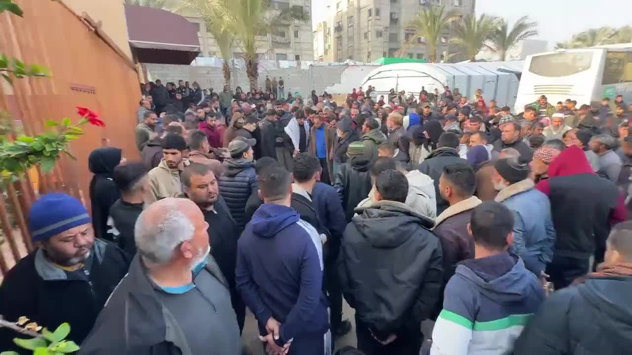  الغزيون يشيعون جثامين شهداء ارتقوا بقصف إسرائيلي استهدف خيام للنازحين في خان يونس