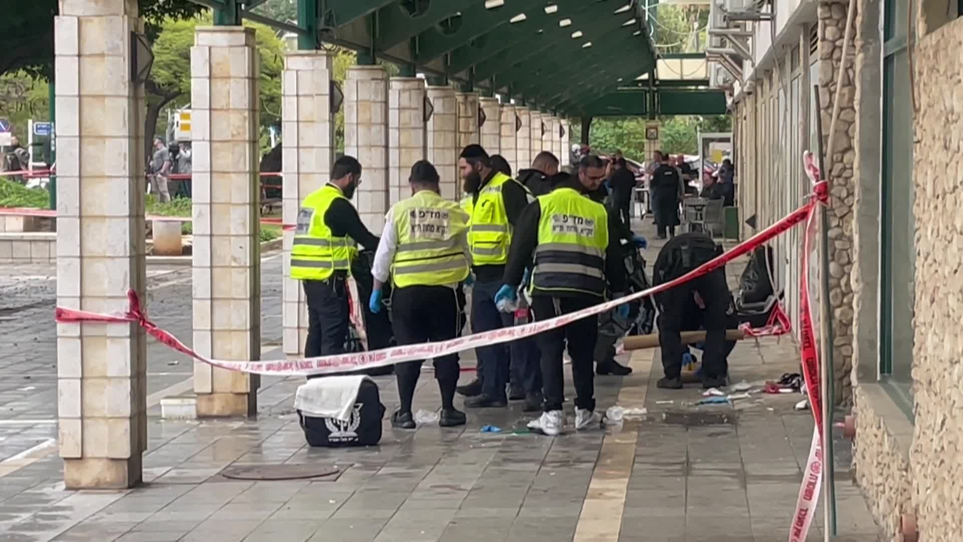 قوات الاحتلال تنتشر في موقع عملية الطعن في هرتسيليا بعد اعتقال منفذ العملية
