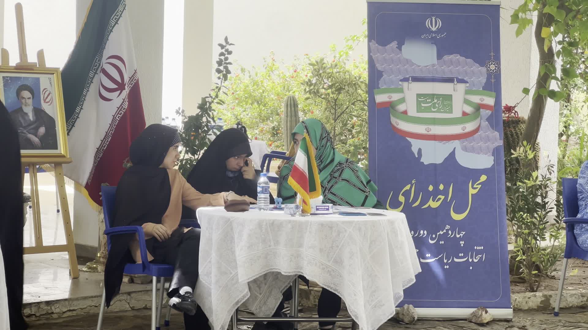 در انتخابات ریاست جمهوری ایران در تونس ایرانیانی آرای خود را به صندوق ها می ریزند