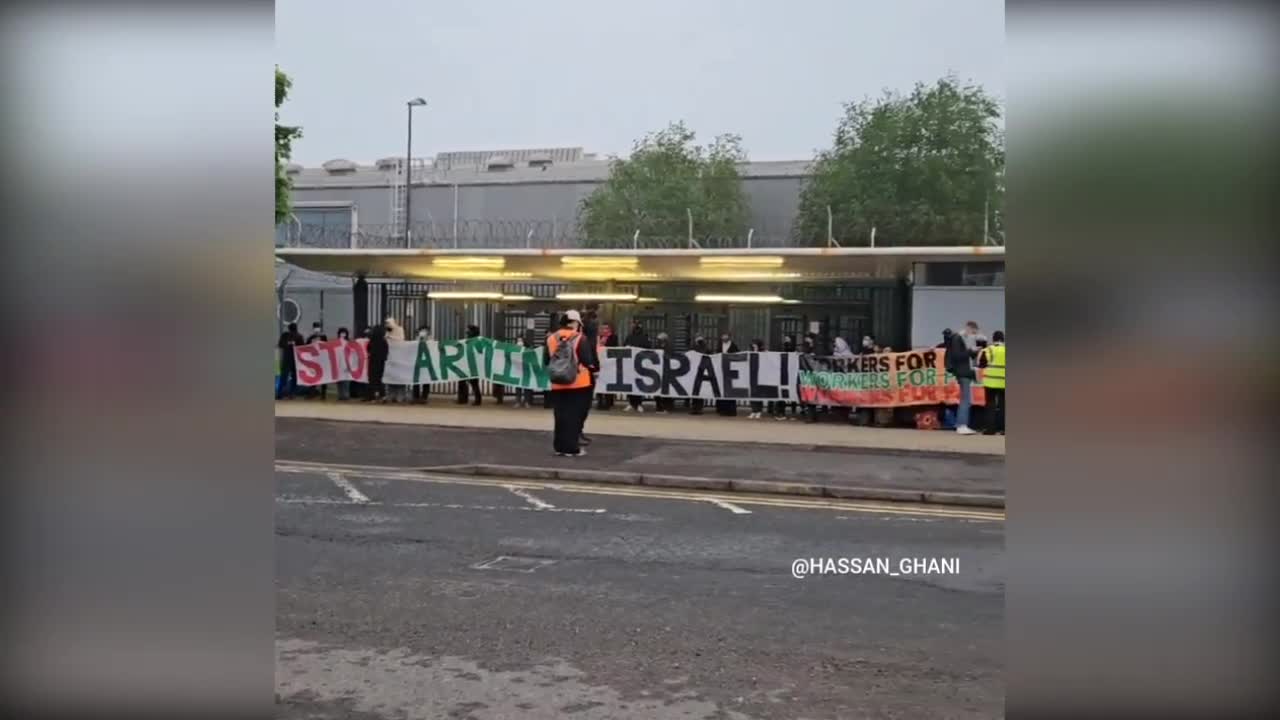 متظاهرون مؤيدون لفلسطين يغلقون مداخل شركة "تاليس" تنديداً بتوريد الأسلحة لجيش الاحتلال