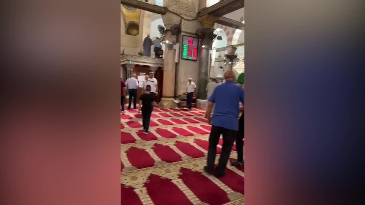 آلاف الفلسطينيين يؤدون صلاة الفجر في المسجد الأقصى