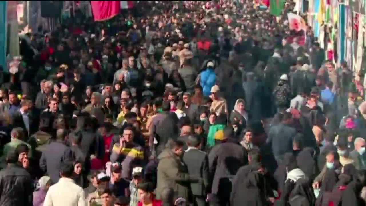  حشودٌ غفيرة تتوافذ إلى ضريح الشهيد سليماني في كرمان في الذكرى السنوية الرابعة لاستشهاده