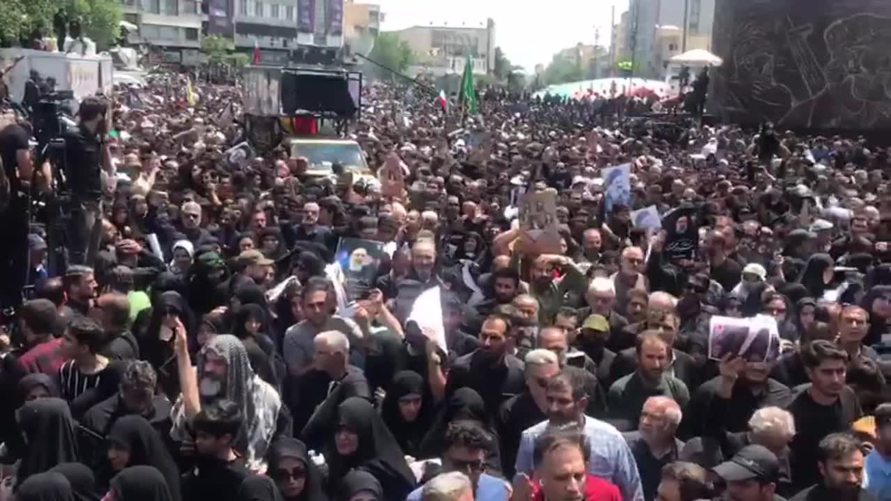 حشود مليونية تودع الرئيس رئيسي ورفاقه في طهران