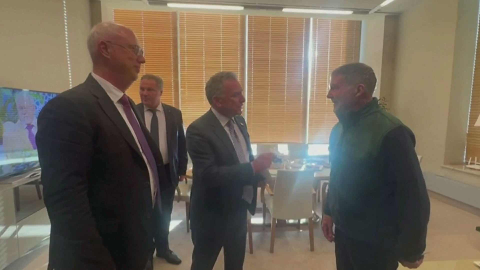 ويتكوف يلتقي المواطن الأميركي ستيفن هوبارد بعد الإفراج عنه من روسيا