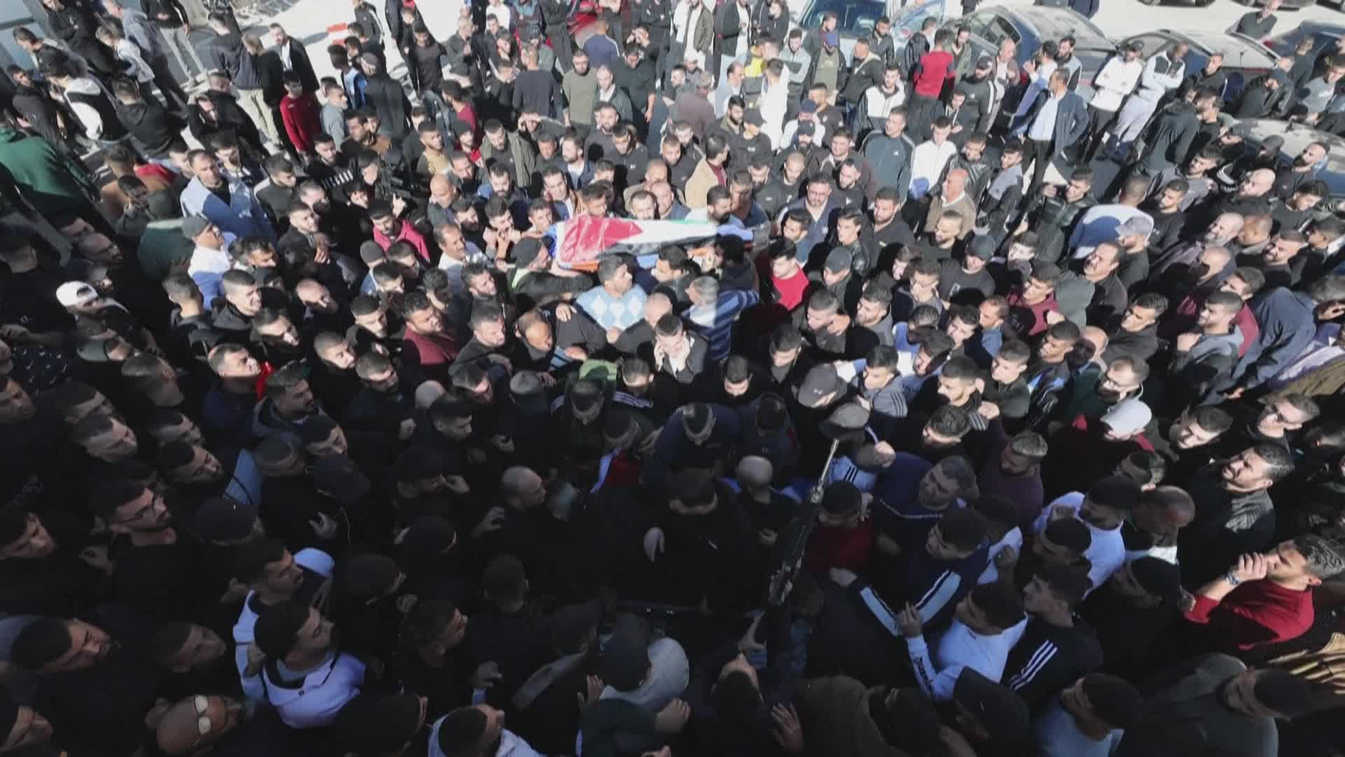 حشودٌ غفيرة تشيّع جثامين 6 شهداء قضوا برصاص الاحتلال خلال مواجهات في مخيم الفارعة اليوم