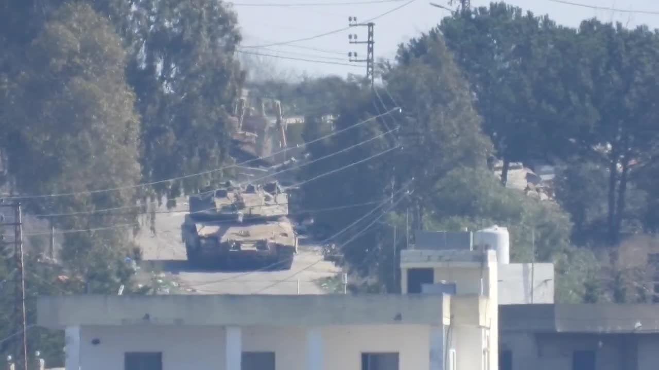 الجيش اللبناني يجبر قوة إسرائيلية توغلت قرب مكان تمركزه غرب ميس الجبل على التراجع لمواقعها