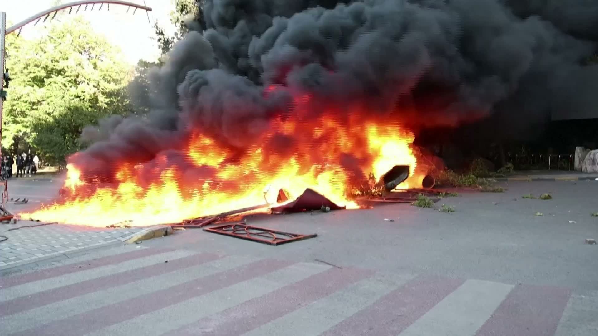 احتجاجات عنيفة تهز تيرانا ومتظاهرون يهاجمون مبانٍ حكومية ويشعلون حرائق في البانيا