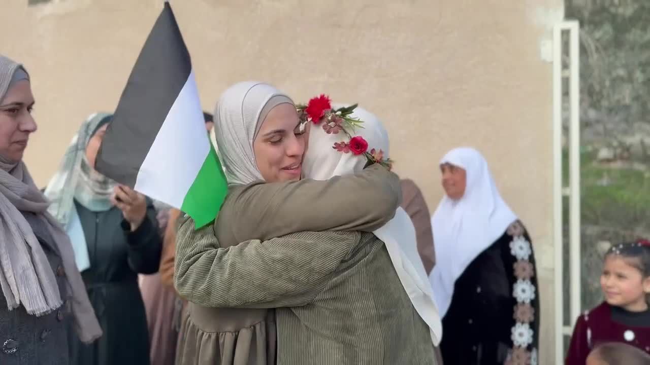  الأسيرة المحررة هتاف حبايبة عقب الافراج عنها: شعرت وكأنني ولدت من جديد
