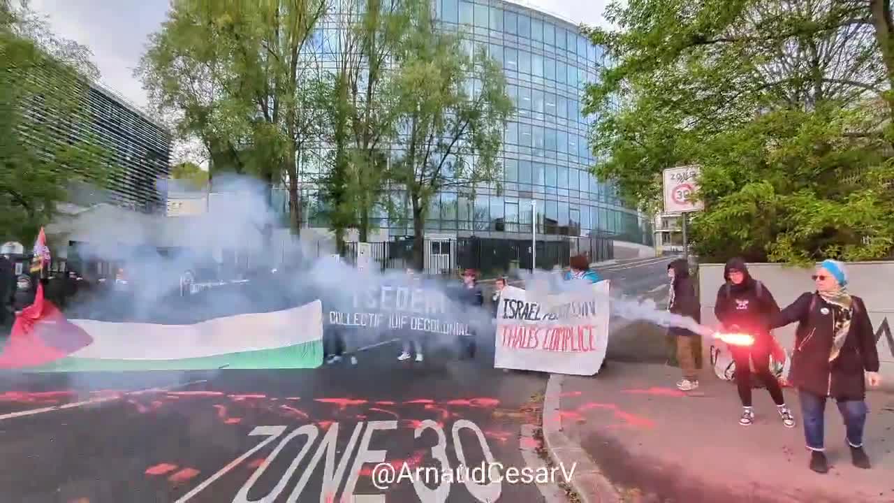 متظاهرون يغلقون مدخل شركة "تاليس" تنديدًا بدعمها لإسرائيل في حرب الإبادة الجماعية بغزة