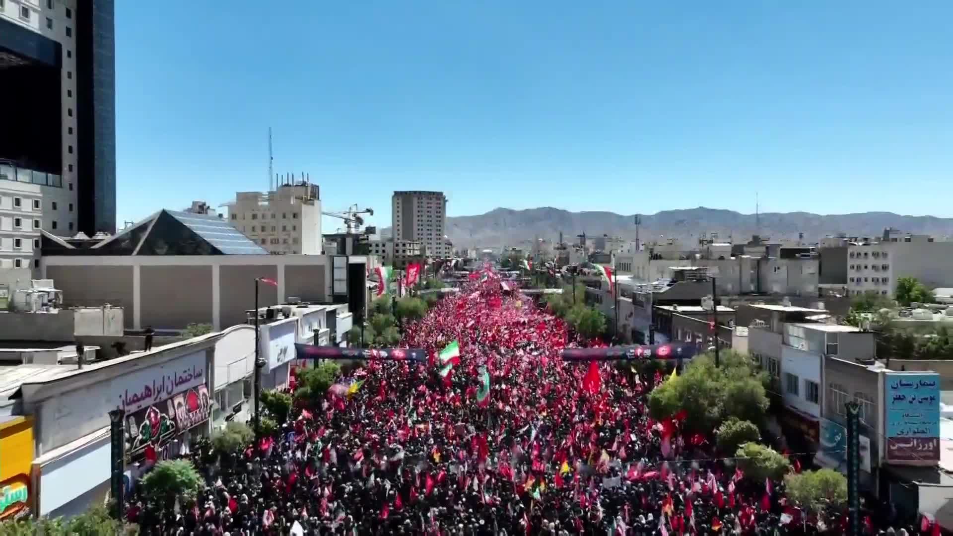 سيل بشري يملأ شوارع مشهد في وداع قائد الثورة الامام السيد علي الخامنئي