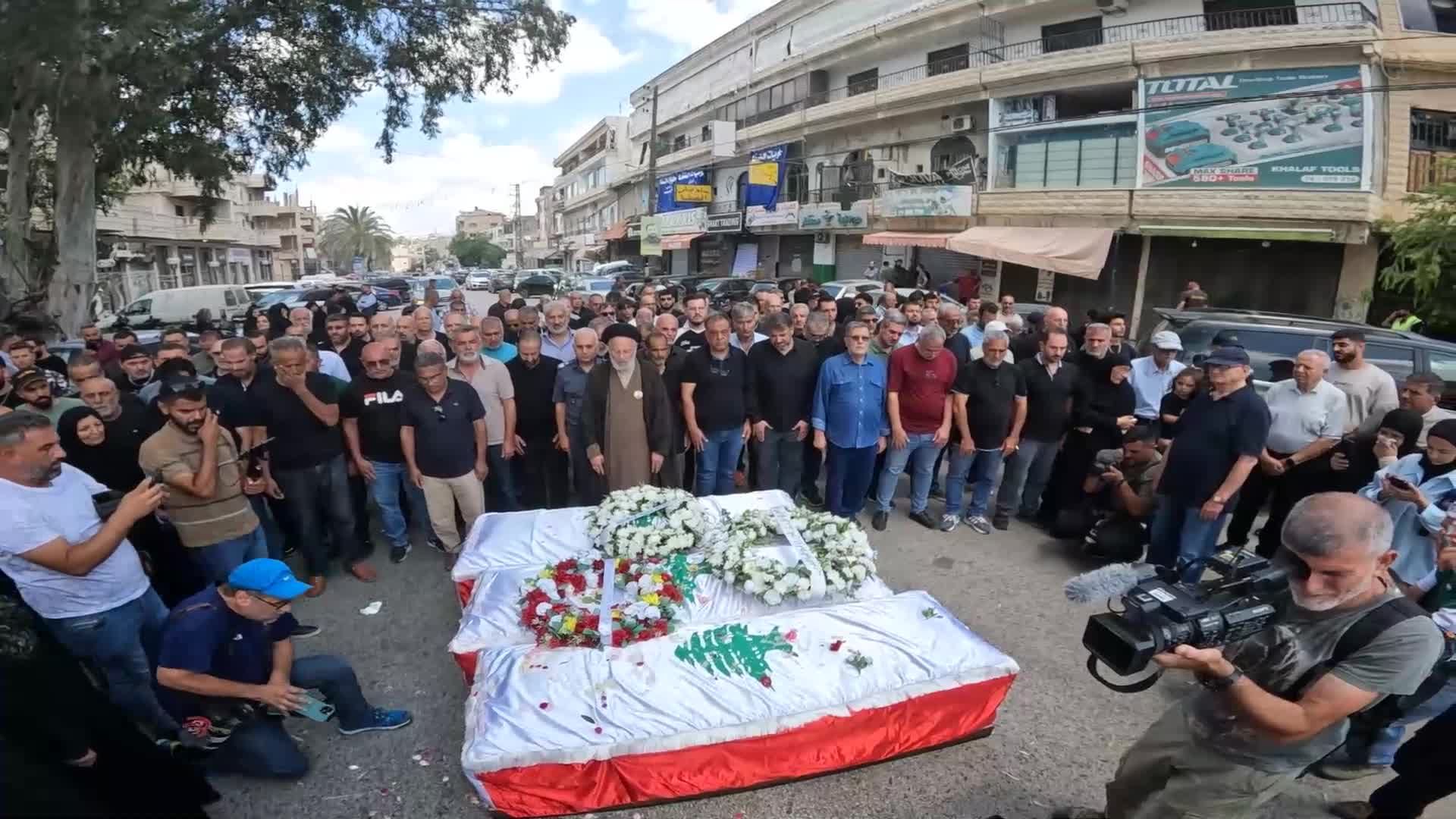 النبطية الفوقا والدوير والأسرة التربوية تشيّع ثلاثة شهداء ارتقوا في غارة للكيان الإسرائيلي