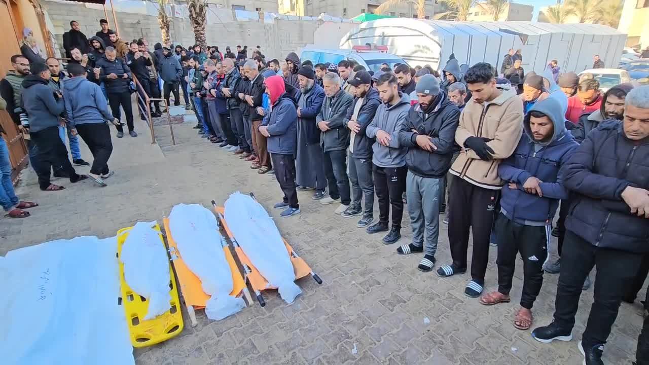  أهالي غزة يشيعون جثامين شهداء القصف الإسرائيلي على خيام النازحين في مواصي خانيونس