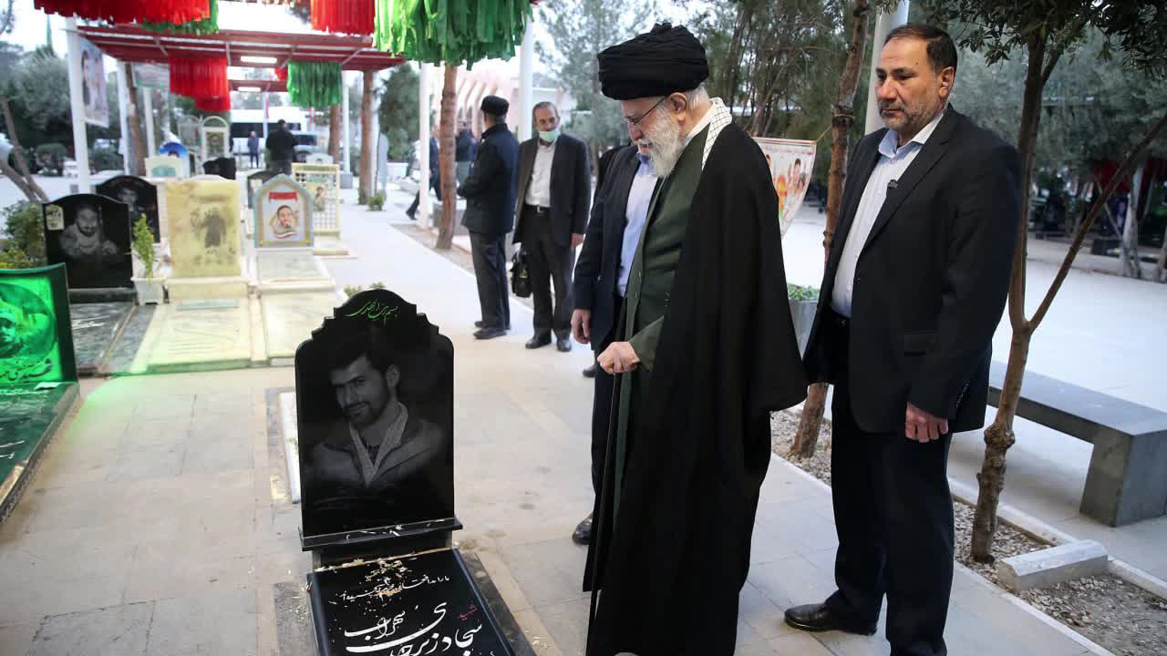 على أعتاب الذكرى 45 لانتصار الثورة.. السيد الخامنئي يزور مرقد الإمام الخميني (رض) في طهران