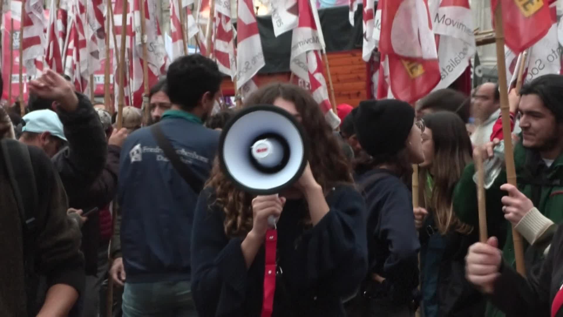 تظاهرات عارمة أمام الكونغرس احتجاجًا على إصلاحات مايلي والضغط على المشرعين