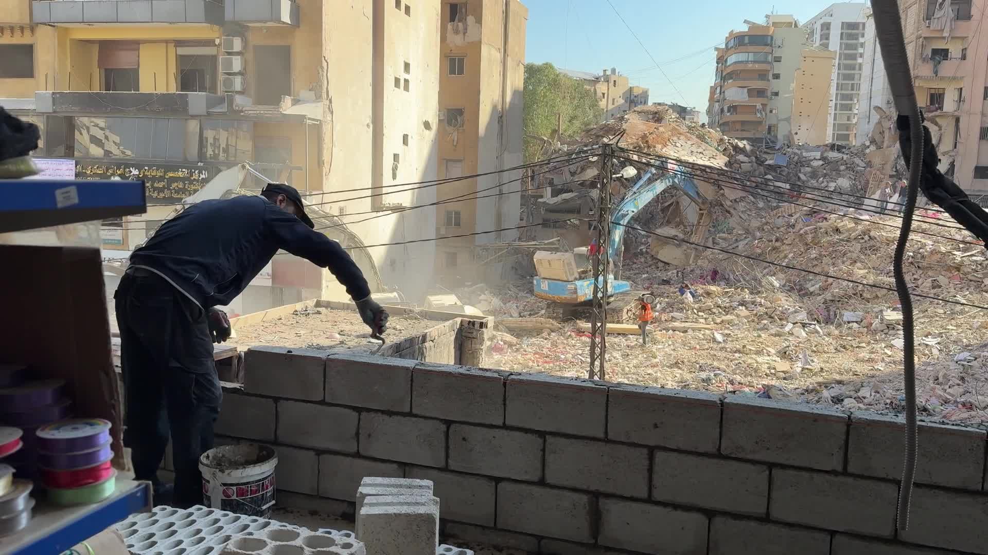 انطلاق ورشة إعادة الإعمار.. رفع ركام المباني المدمرة والترميم الجزئي بالضاحية الجنوبية لبيروت
