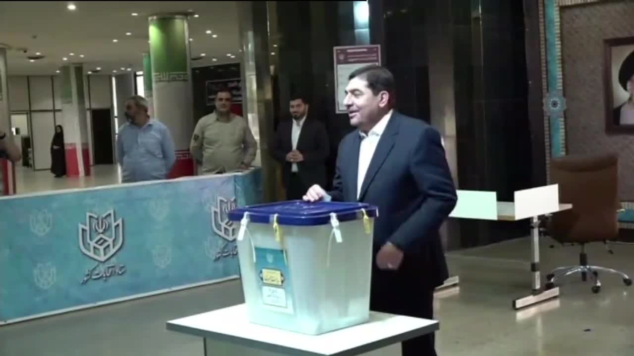 مخبر يُدلي بصوته في الانتخابات الرئاسية ويحث الإيرانيين على المشاركة فيها