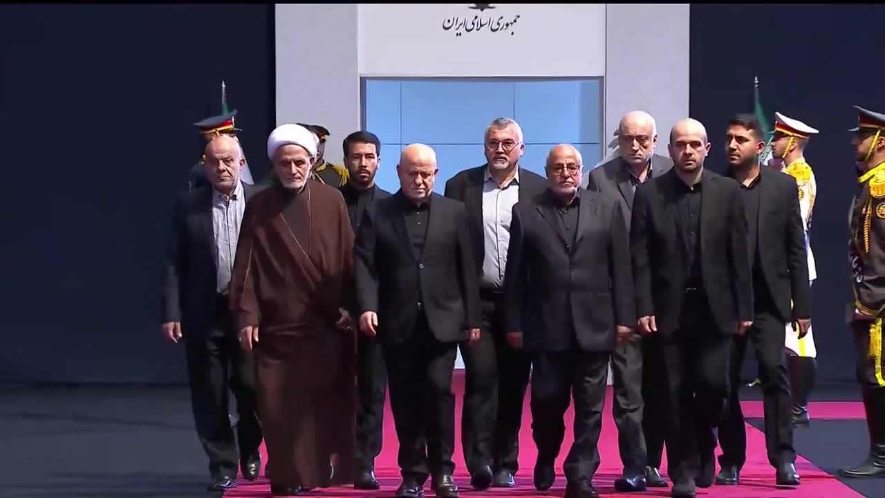 وفد من حركة امل اللبنانية يؤدي واجب العزاء بالإمام الشهيد علي الخامنئي ويلقي نظرة الوداع على جثمانه