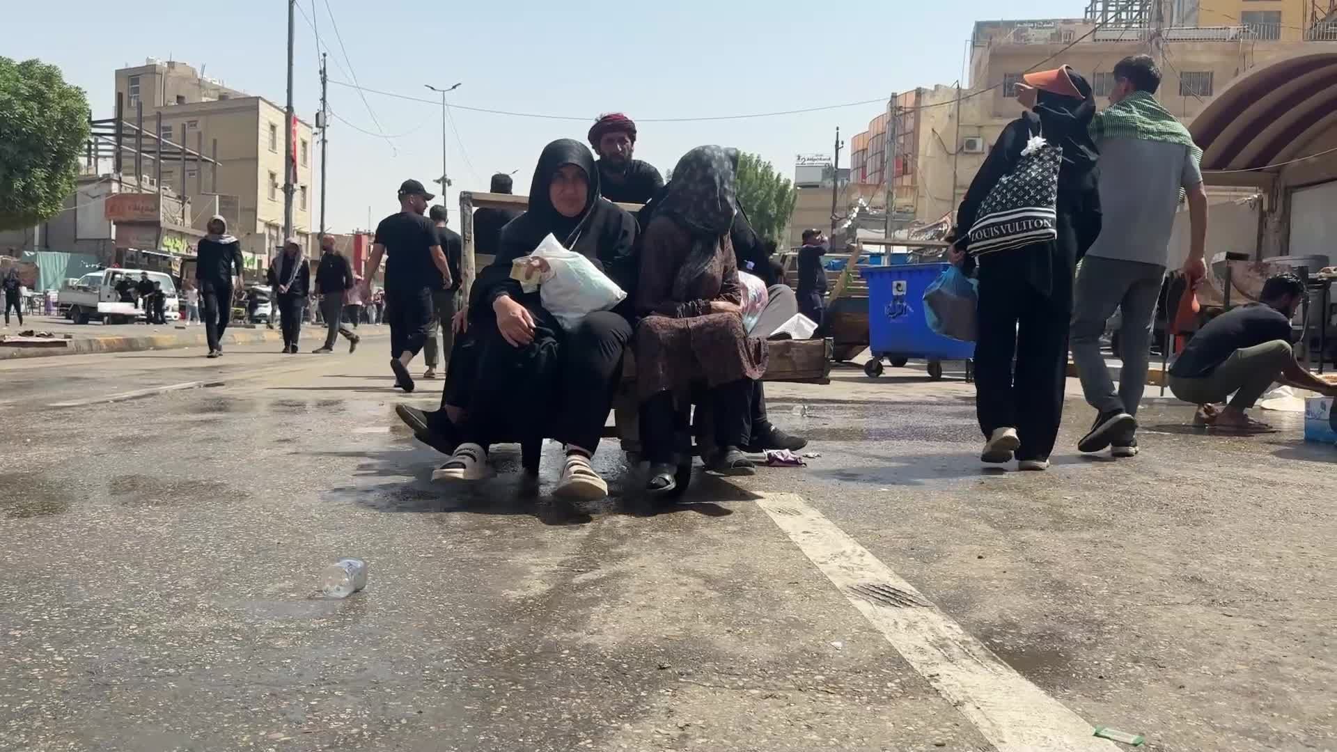 مبادرات تطوعية شبابية لخدمة زوار الأربعين على طريق المشاية بين النجف وكربلاء