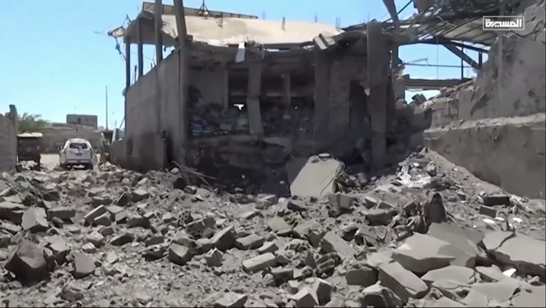 استشهاد 7 أشخاص واصابة العشرات بـ غارة سعودية على سوق مركزي في تعز تسببت بدمار كبير في الممتلكات