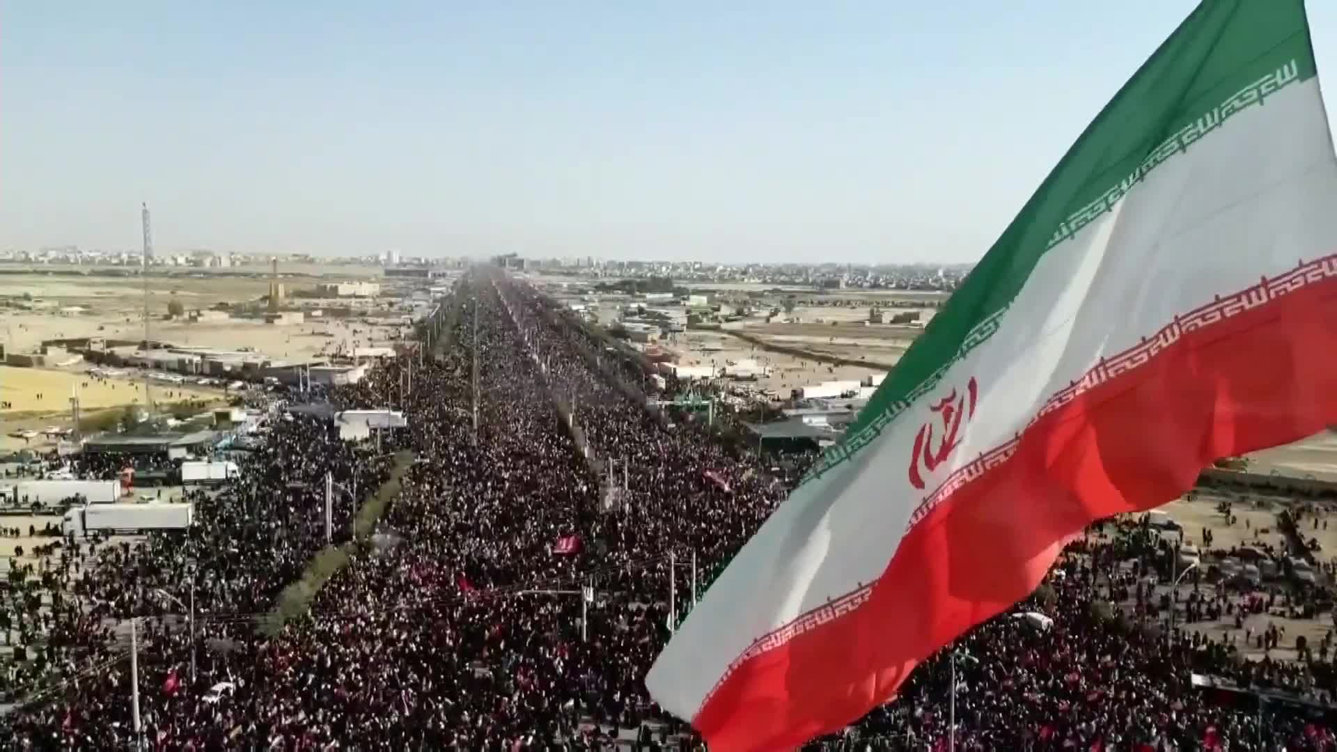 طوفانٌ بشري في وداع السيد علي الخامنئي في جمكران