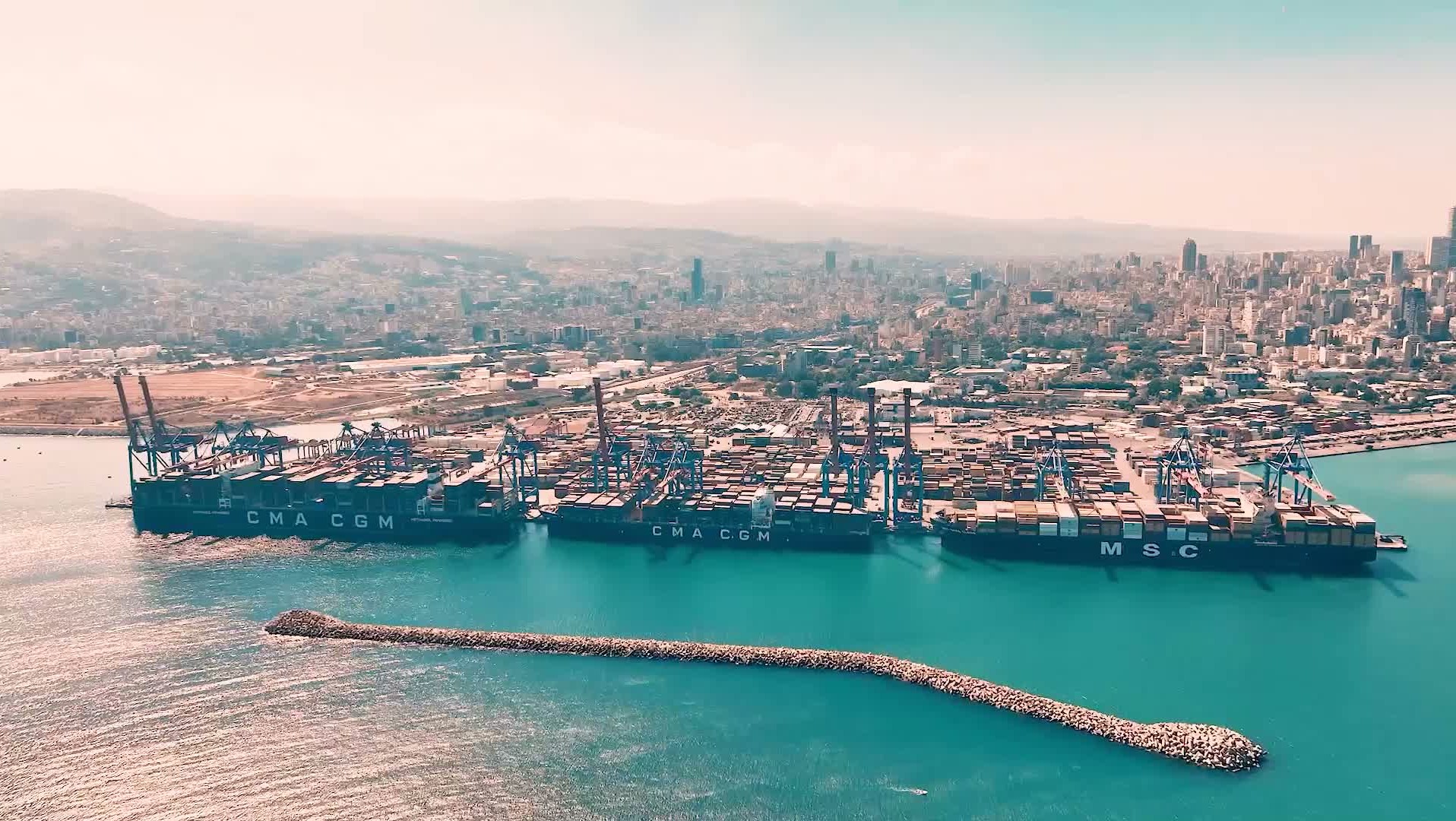 حركة تشغيلية استثنائية.. ثلاث بواخر عملاقة ترسو في مرفأ بيروت خلال يوم واحد