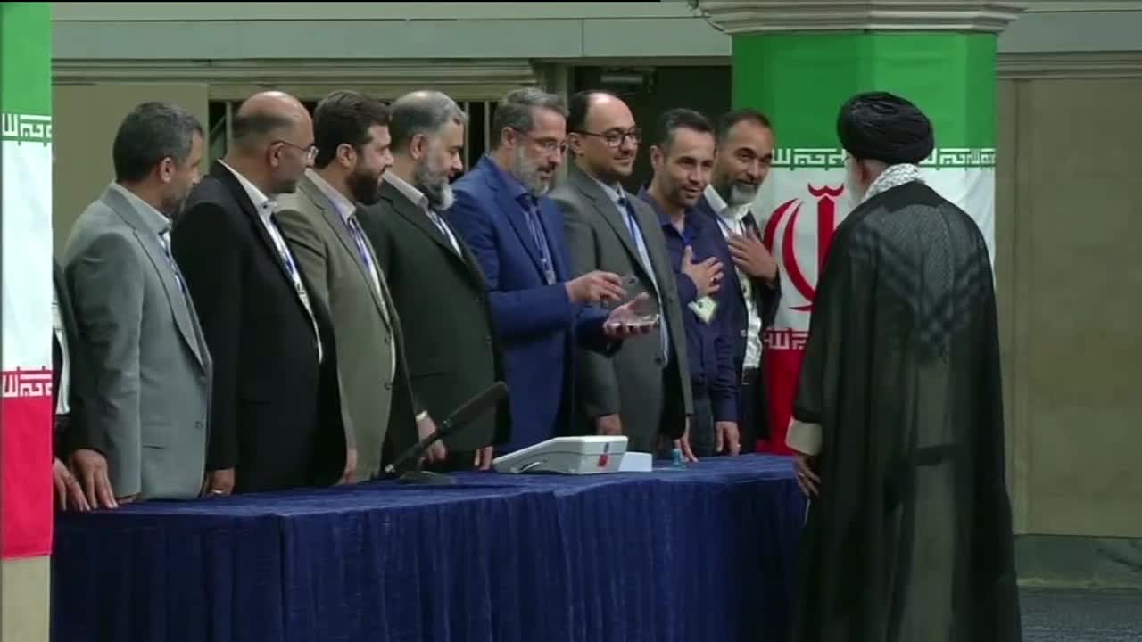 الامام الخامنئي يدلي بصوته في طهران ويؤكد أن بقاء الجمهورية الإسلاميّة يعتمد على حضور الشعب
